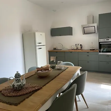 Chateau De La Busquette - Гостевой дом La Magdelaine-Sur-Tarn