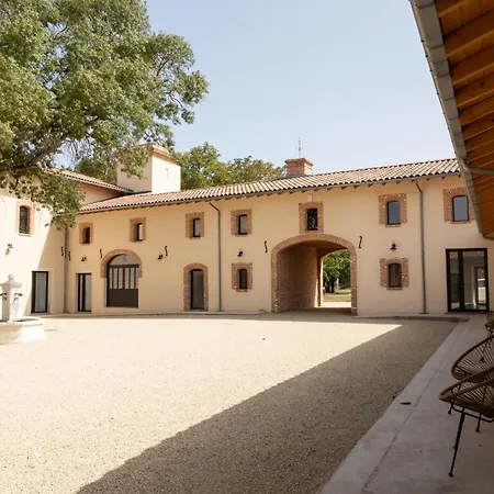 Chateau De La Busquette - *